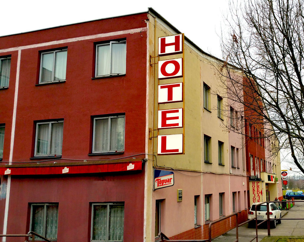 Hotel Puk Topoľčany Exteriör bild